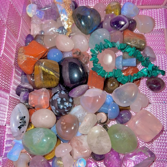 Crystal Confetti Mix Scoop Healing Crystals Gift Set Bundle Mystery Bag - Picture 3 of 3